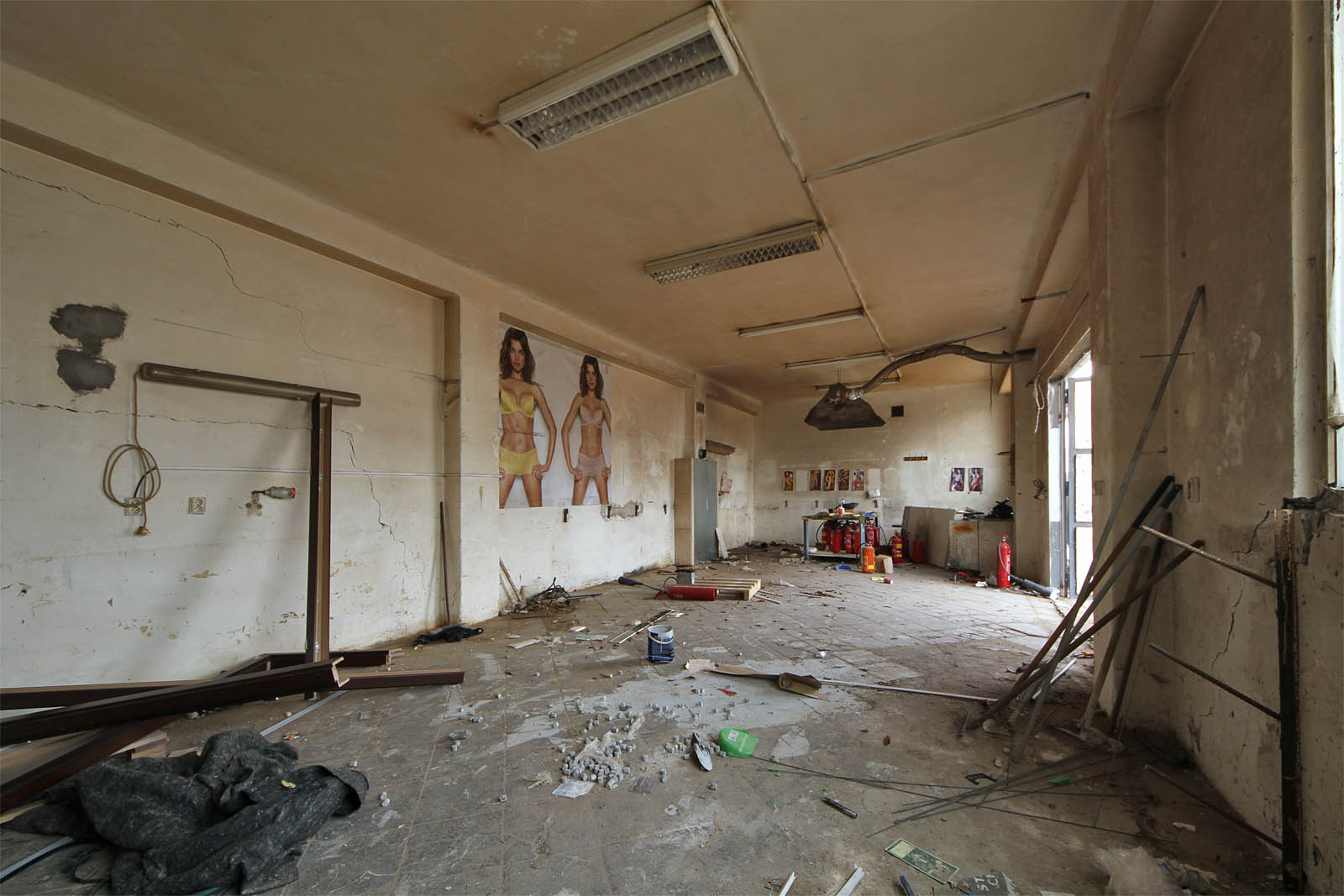 Čekárna z roku 1928 byla původně prosvětlena řadou tabulkových oken vedoucích na západ. Pro účely stavebnin byla nicméně verlkolepá okna nahrazena menšími a malolepými.