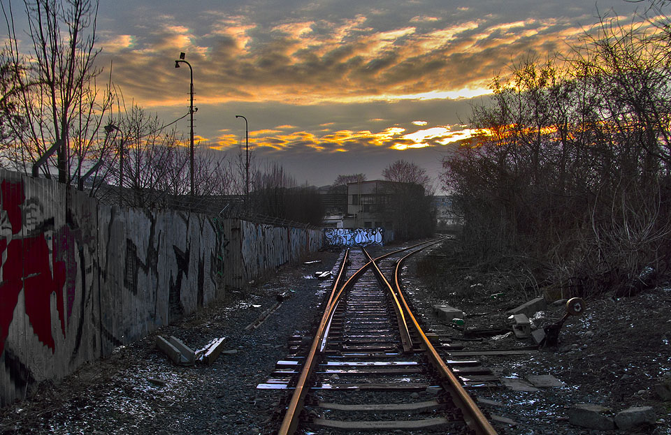 V 60. letech 20. století nově vybudovaná spojka z Brna Židenic vede po levém břehu řeky (formálně jde o kolej č. 905 stanice Brno Maloměřice). Pohled k jihozápadu na odbočující vlečku do strojírny Alstom.