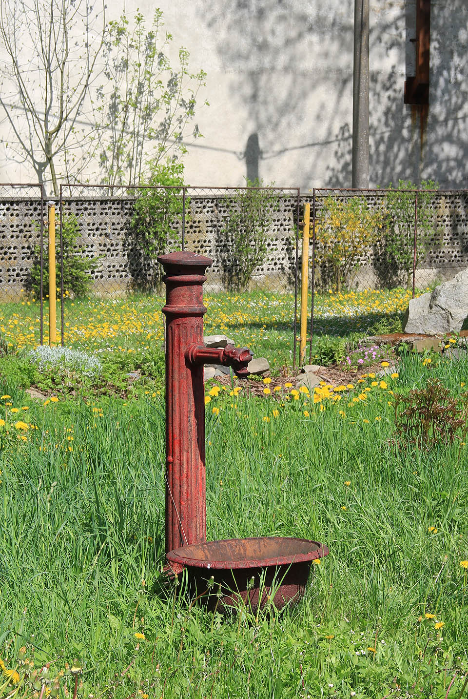 Také litinový hydrant patří k původnímu inventáři stanice. Žel již několik let bez vody.