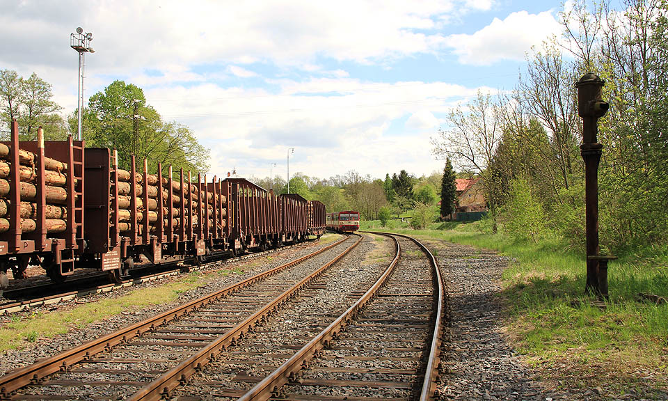 Na suchu je také vodní jeřáb. Vodu do osmsetdesítek doplní dole v Suchdole.