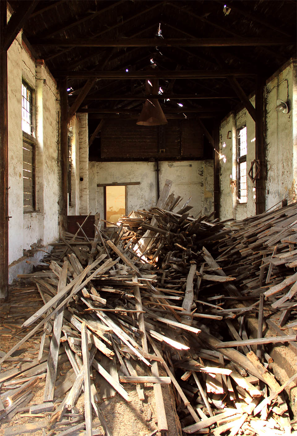 Za prohlídku stojí také budova bývalé výtopny. Sem určitě chodila spát nějaká třistadesítka po své celodenní nároční práci, tahání vagónků přes sedlo u Svatoňovic.