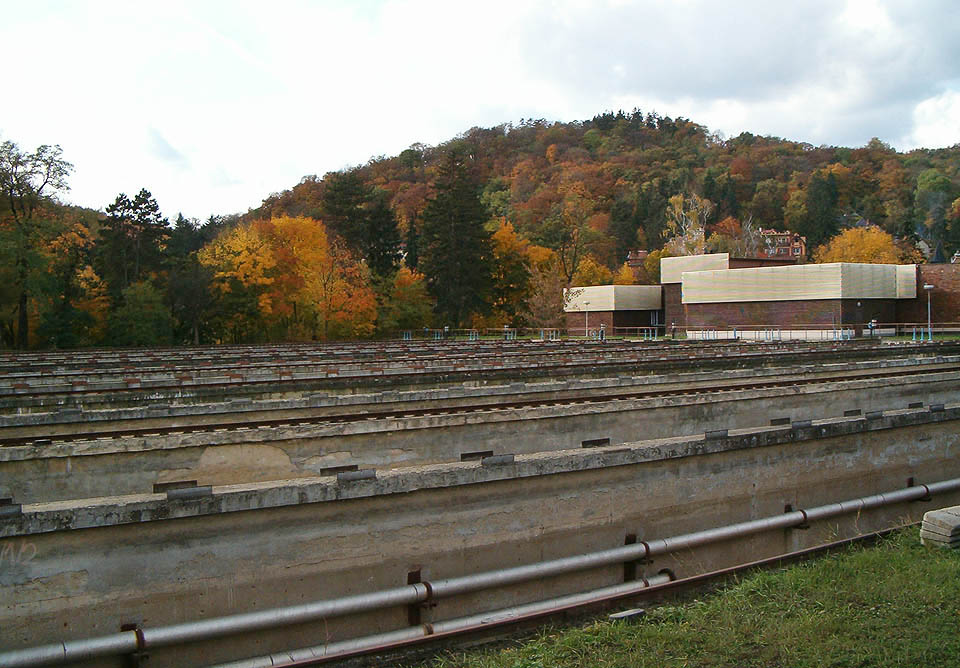 Pohled na budovu homogenizace a agregace přes usazovací nádrže v roce 2005, tedy v době, kdy bylo ještě zařízení v provozním stavu.