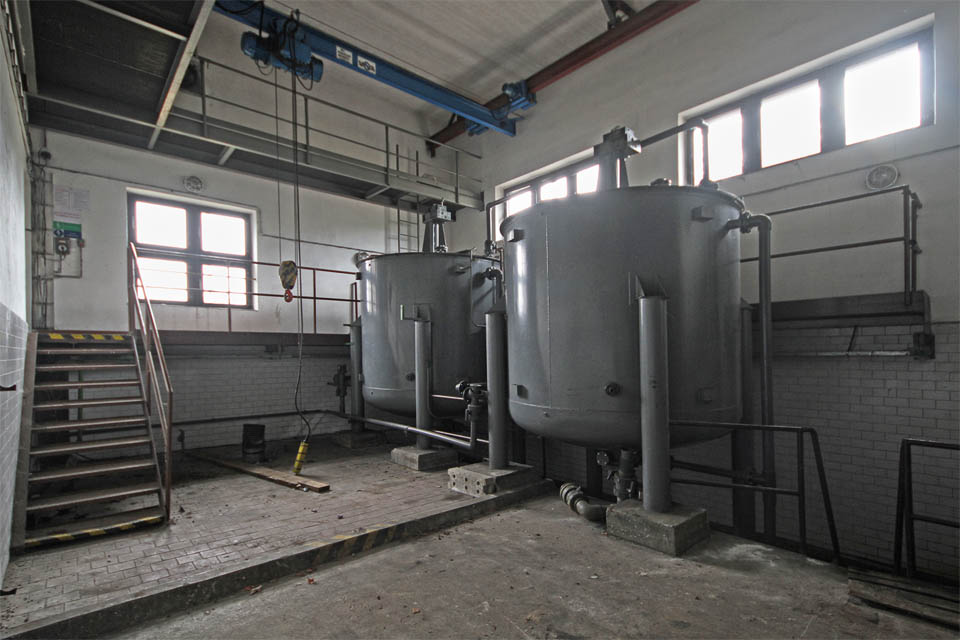 Od roku 2013 je budova homogenizace a agregace pisárecké úpravny vody mimo provoz. Míchadla se zastavila, nádrže vyprázdnily a jenom vítr vrže panty a rozhoupává hák strnulého jeřábu.