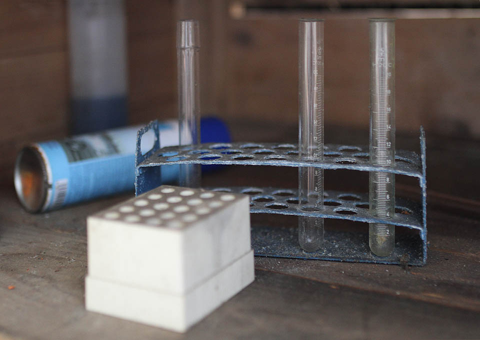 Odměrné zkumavky na odebrané vzorky vody nebo pro dávkování zásobních roztoků.