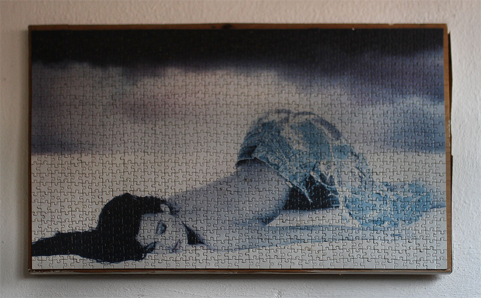 Z výzdoby na stěnách usuzujeme, že zde pracovali především muži. Ovšem vynikající trpělivostí a pečlivostí zejména při práci s jemným materiálem. Jako je třeba puzzle.