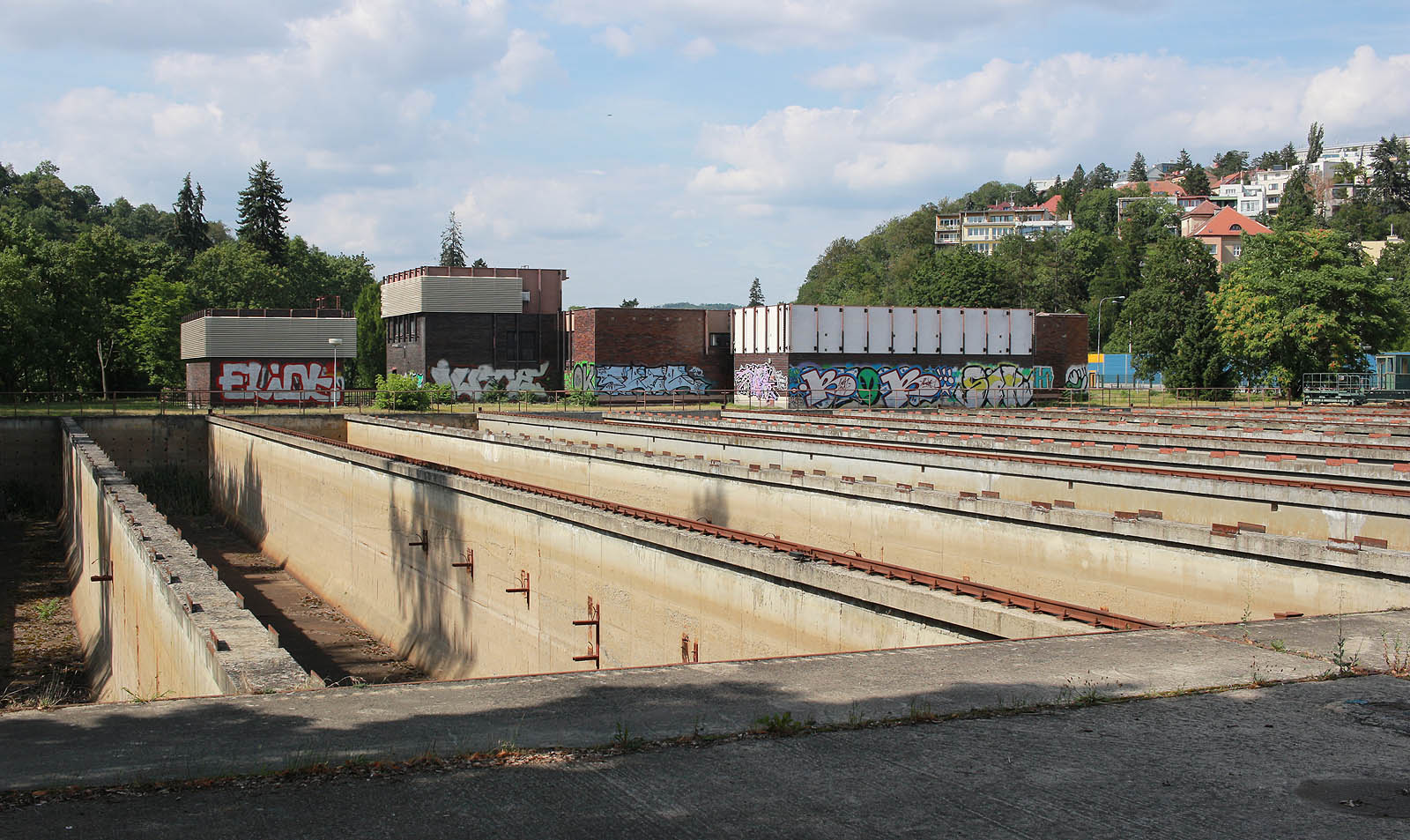Pohled na budovu z Pisárecké ulice od mostu přes <a href="/Tema/Svratka (řeka)">řeku Svratku</a> dává nejen díky vyschlým usazovacím nádražím tušit, že tady už žádná voda nepoteče.