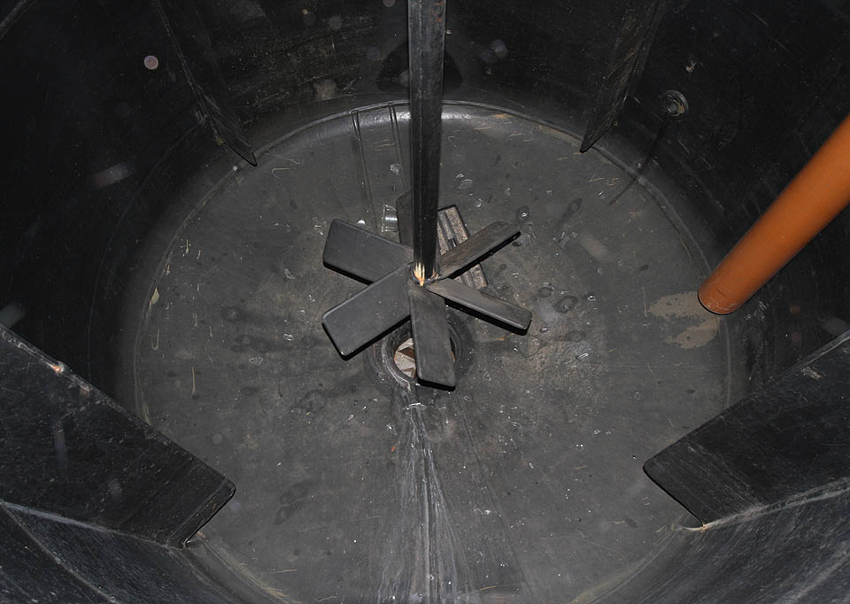 Z prázdné nádrže by se člověku, který by do ní byl svržen, dostávalo velmi špatně. Pravděpodobně by nepomohl ani šplh po hřídeli vrtulového míchadla.