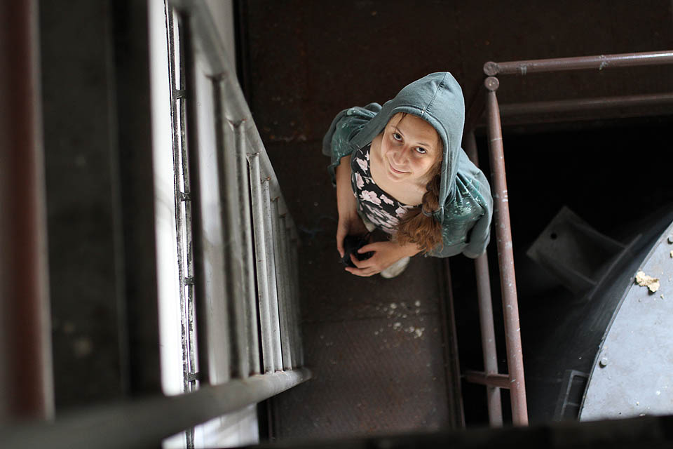 Budova má nicméně ještě jedno, částečně podzemní podlaží, kterým prochází vlastní vodovodní potrubí.