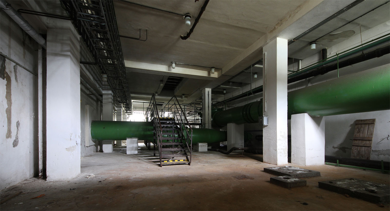 Zůstáváme fascinování množstvím vody, které tudy v průběhu více než šedesáti let provozu proteklo stejně jako hmotností, kterou musí ocelové roury plné vody mít.