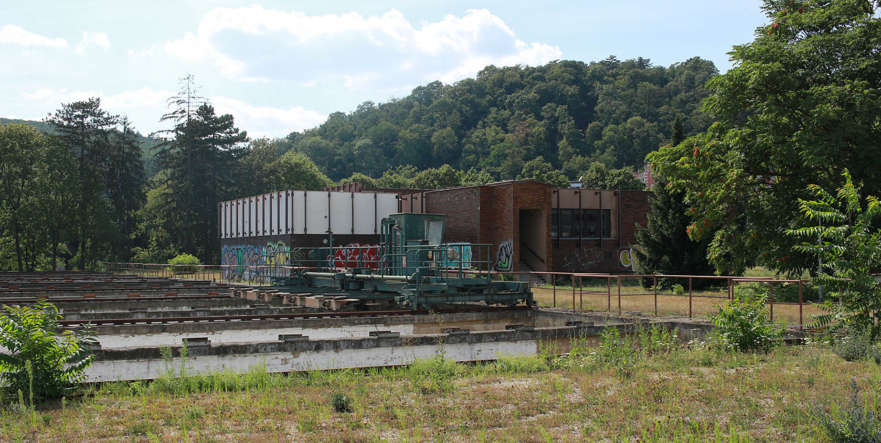 Pohled z Žabovřeské ulice na shrabovací zařízení kalu z usazovacích nádrží a hlavní vstup do budovy.