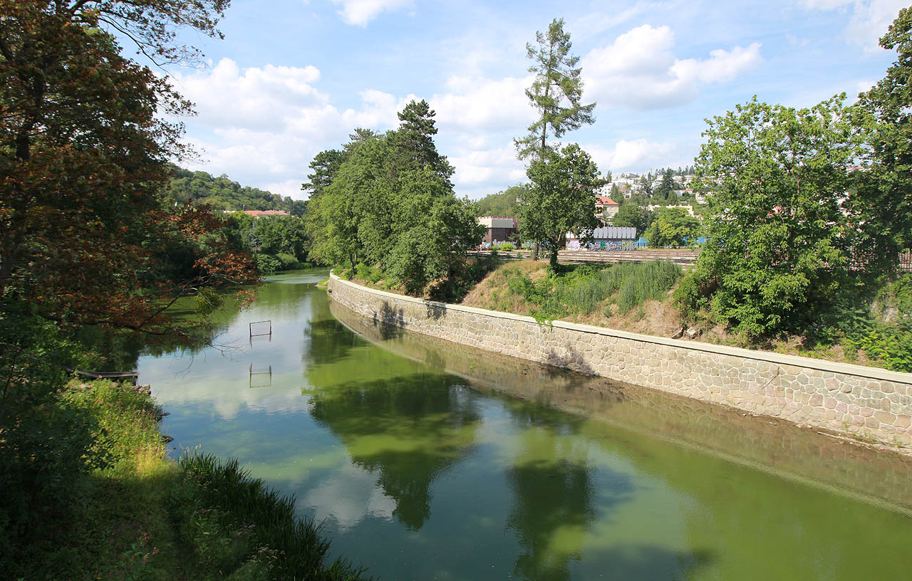 Při pohledu na kvalitu vody v řece <a href="/Tema/Svratka (řeka)">Svratce</a> se člověk neubrání dojmu, že zrušení úpravny říční vody na jejím břehu bylo na místě. Jedovatě zářivě zelené sinice člověku na žízni nepřidají.