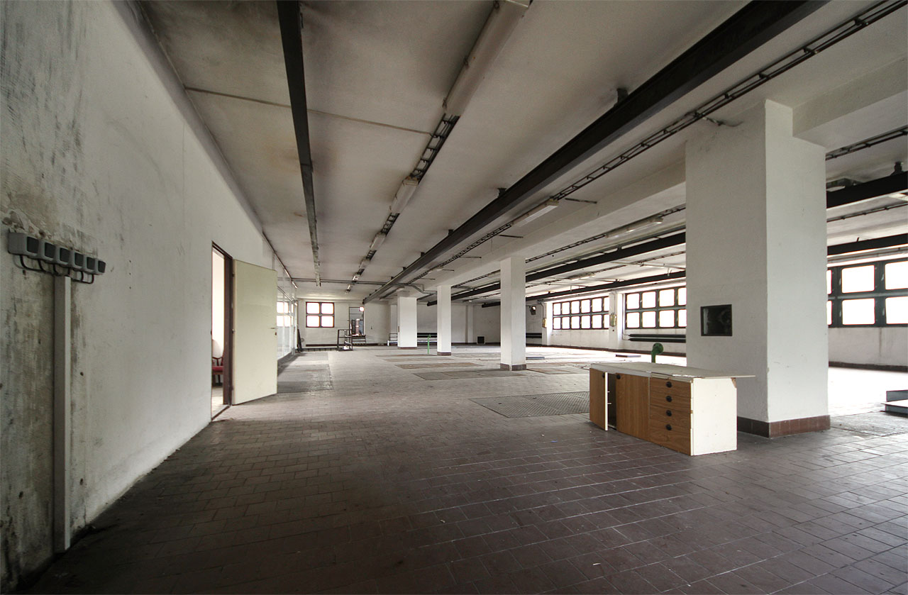 Horní patro hlavní budovy dnes zeje prázdnotou.