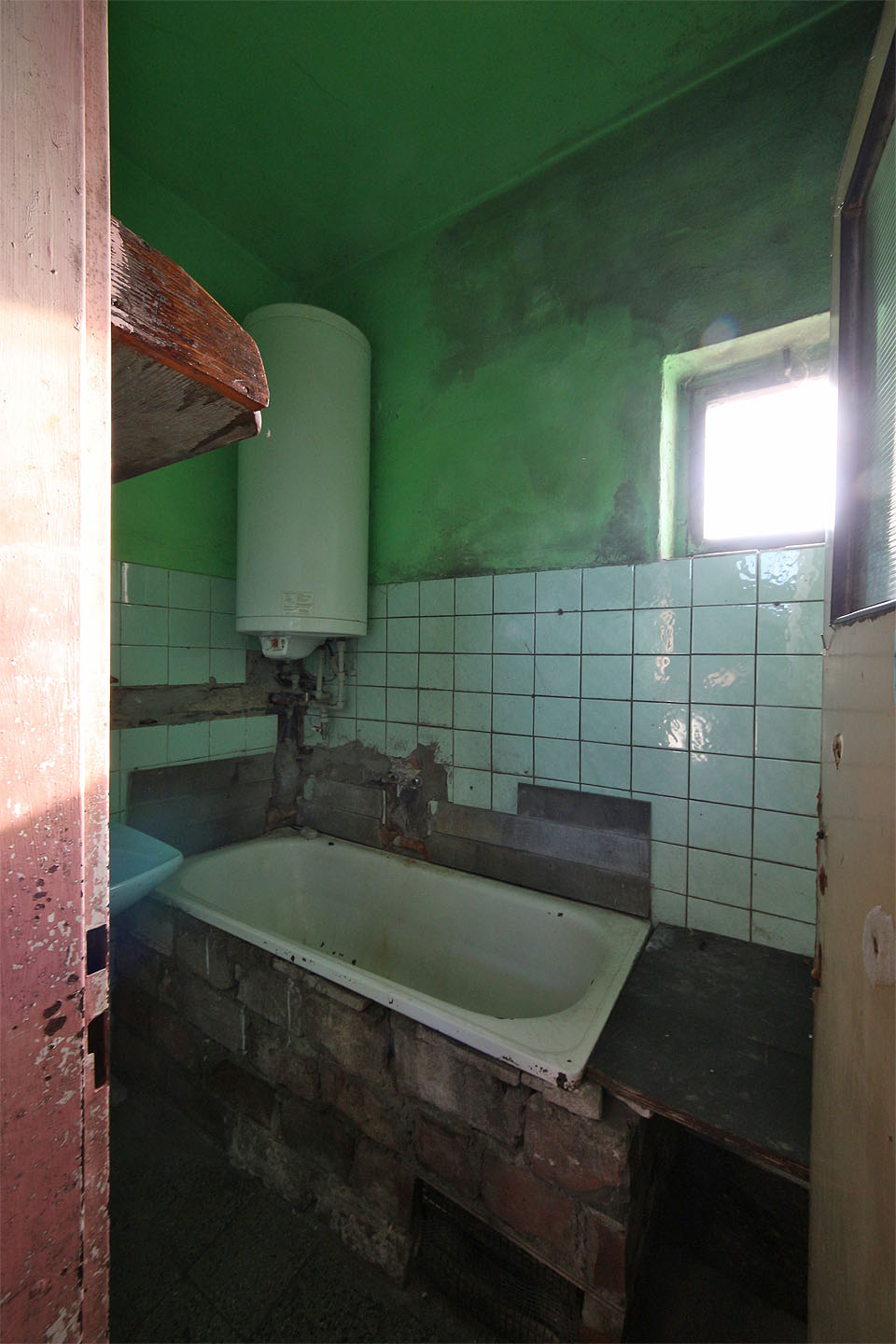 Všechno překryly neoriginální přestavby. Pokud by v budově někdy byl pokladna, seděl by pravděpodobně pokladní na místě dnešní vany.