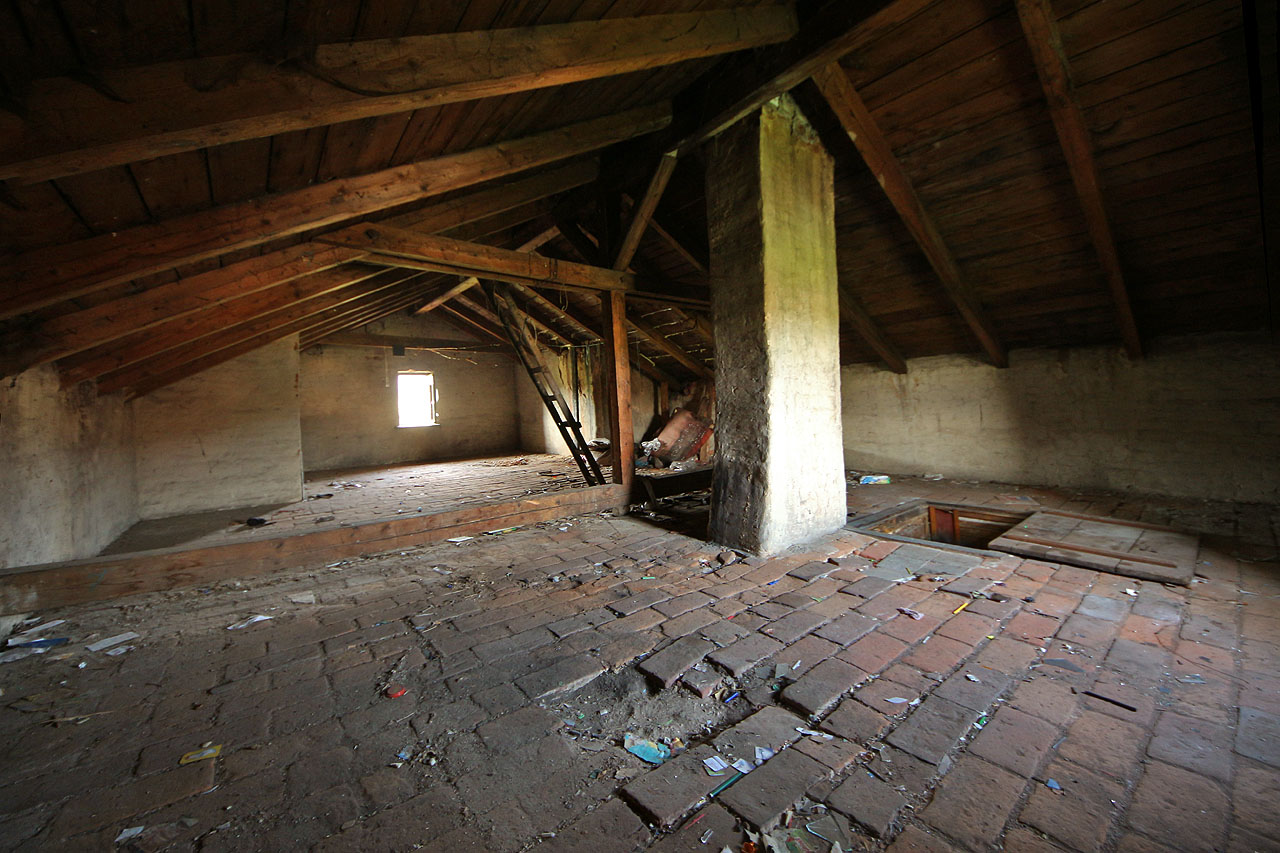 Ani na půdě neexistuje jediná známka bývalé drážní funkce domku.