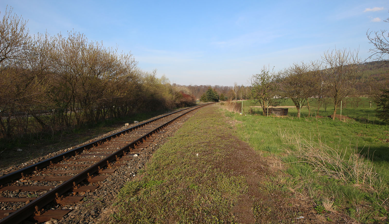 Ani 76 let po zrušení zastávky nezmizely stopy po nástupišti. Zemní val vyvýšený oproti okolnímu terénu zarůstá místo travou vřesem.