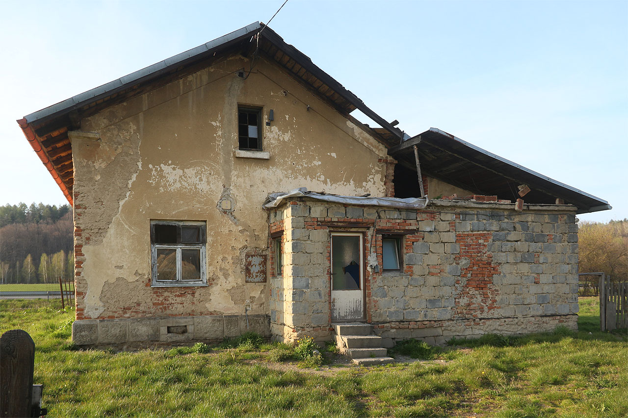 Pohled na budou ze strany od Hlucholazské ulice. Nepříliš kvalitní přestavby a přístavby částečně změnily charakteristický ráz domku, typický pro celou dráhu z Hanušovic do Głuchołaz.