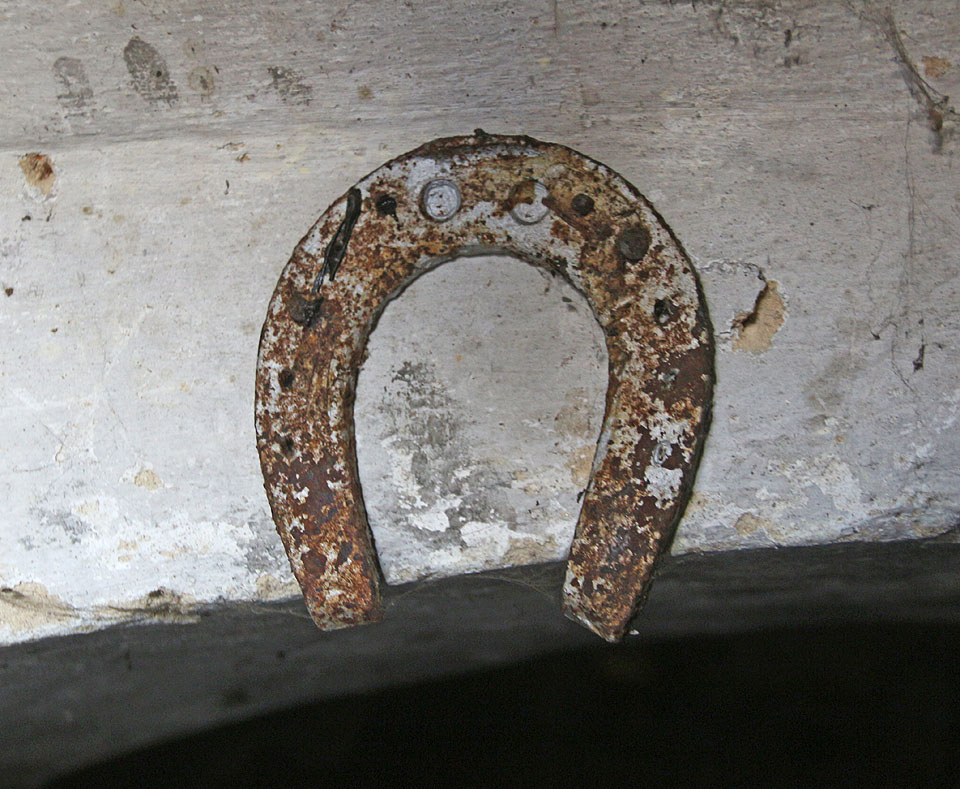 Ve sklepě opuštěného domku visí podkova pro štěstí. Zdá se, že jej krásná a ohrožená budova bude brzo potřebovat poměrně dost.