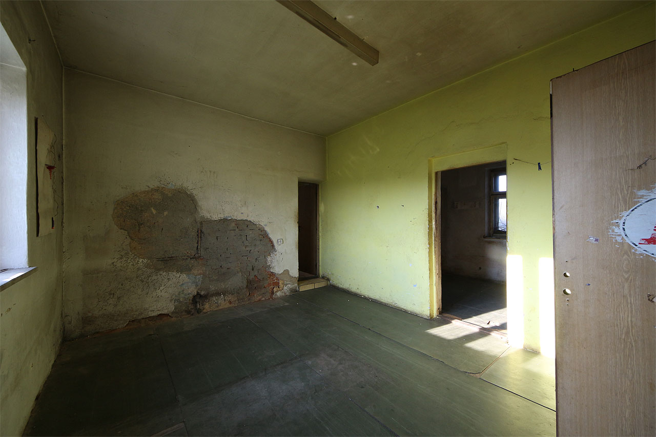 Nejasné zůstává také, zda se v Bukovci někdy prodávaly jízdenky nebo byla část budovy vyhrazena jako čekárna pro cestující.