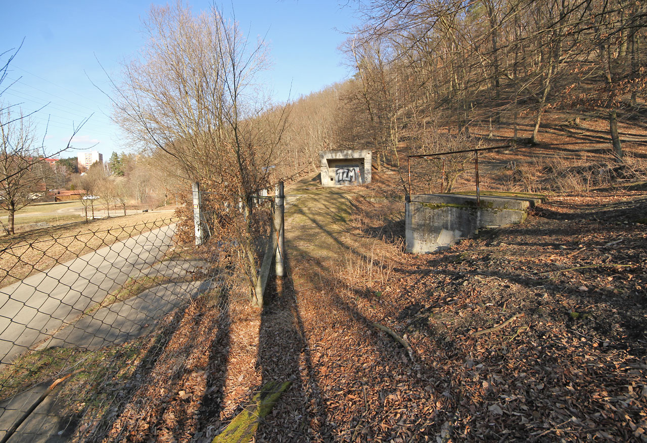 Nápadná dvojice betonových staveb na horním konci Údolí oddechu vzbuzuje roky zvědavost kolemjdoucích. Kam vedou uzamčené ocelové dveře?