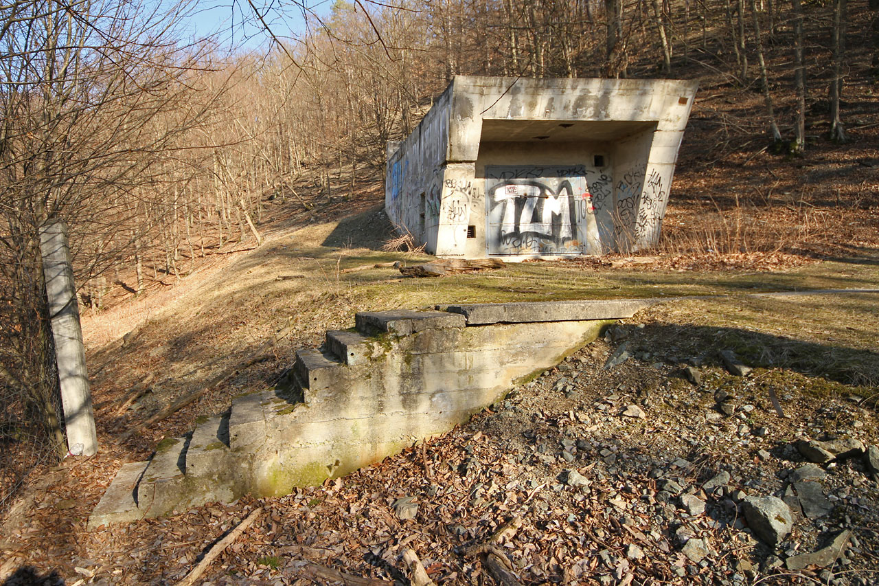 Konkávní zakončení portálu naznačuje, že z něj měla vycházet dvojice 1200 mm trub, které by „kšilt“ chránil před zatékáním.