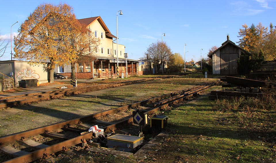 Staniční budova stojí v Bystřici nad Pernštejnem netradičně daleko od nástupiště a prochází před ní jediná kolej.