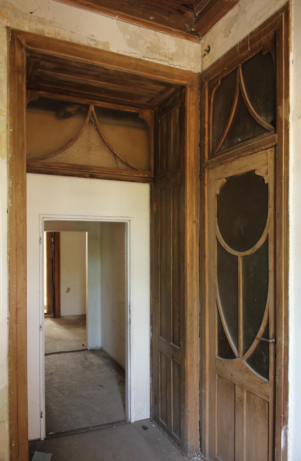 Necitlivé sádrokartonové vestavby do secesních příček z ořechového dřeva působí jako pěst na oko. A na všechno ostatní taky.