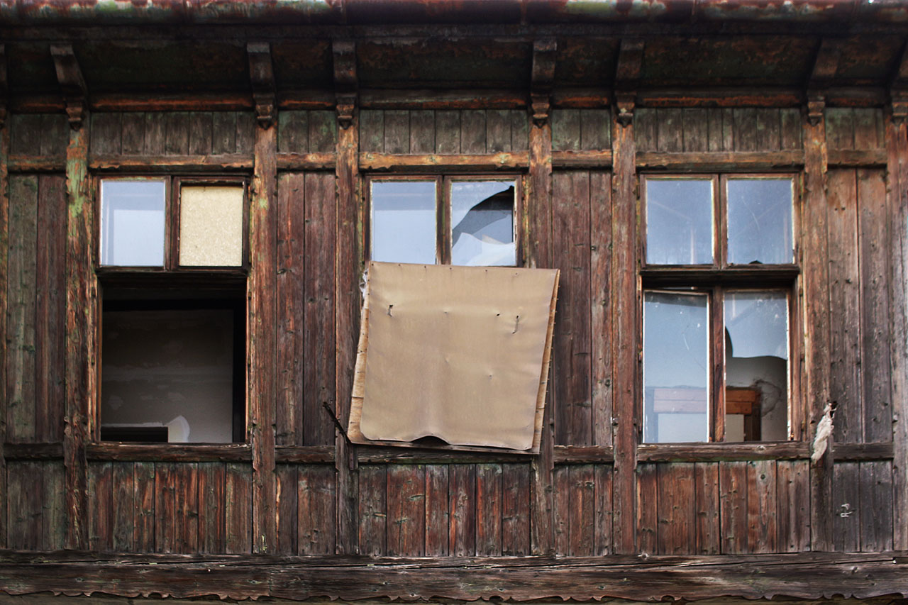 Jako by z oka vypadla východním chaloupkám kdesi v Pobaltí nebo daleko na Sibiři.