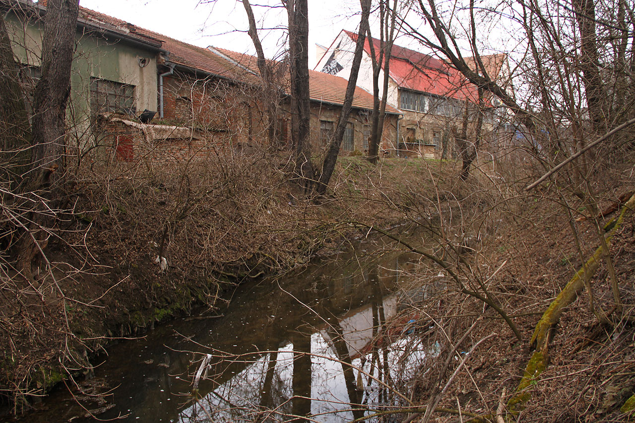 Poprvé jsme si domu v zádumčivém koutě Brna všimli při dobrodružné plavbě zádumčivými zadními trakty po <a href="/Tema/Svitavský náhon">Svitavském náhonu</a> v roce 2015.