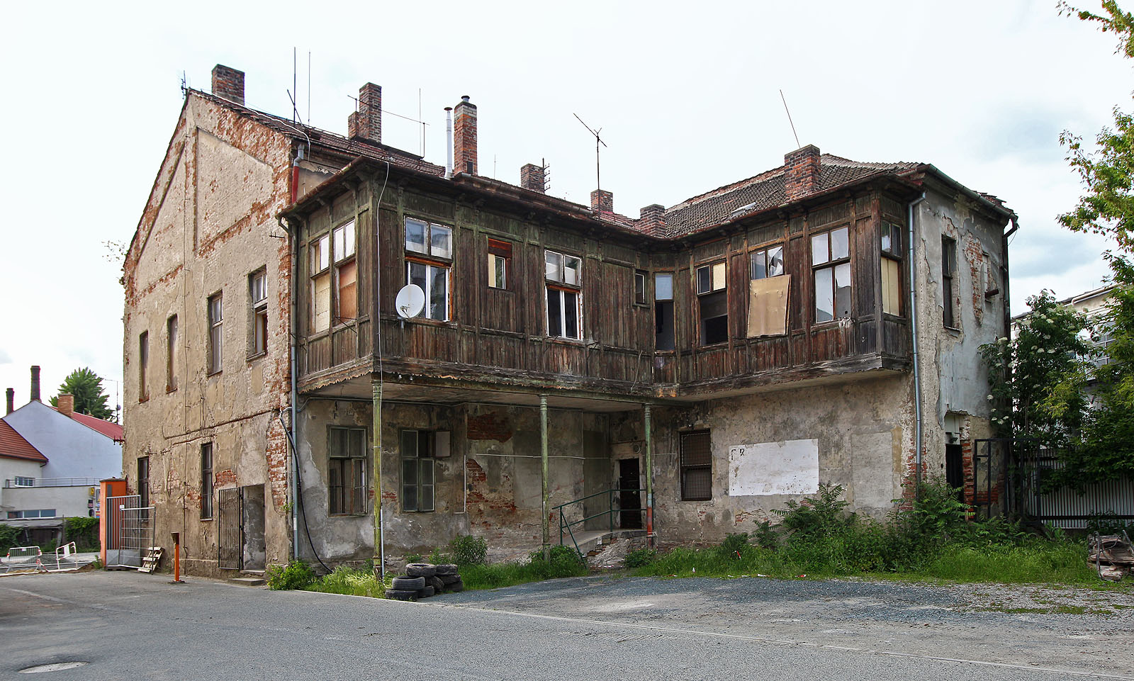 Pohled ze dvora na lodžii nesenou třemi litinovými sloupy. Zda byly vyrobené v blanenských železárnách starohraběte Hugo Salma, blízkého přítele majitele škrobáren Christiana Karla Heinricha Hochstettera, se nám prokázat nepodařilo.