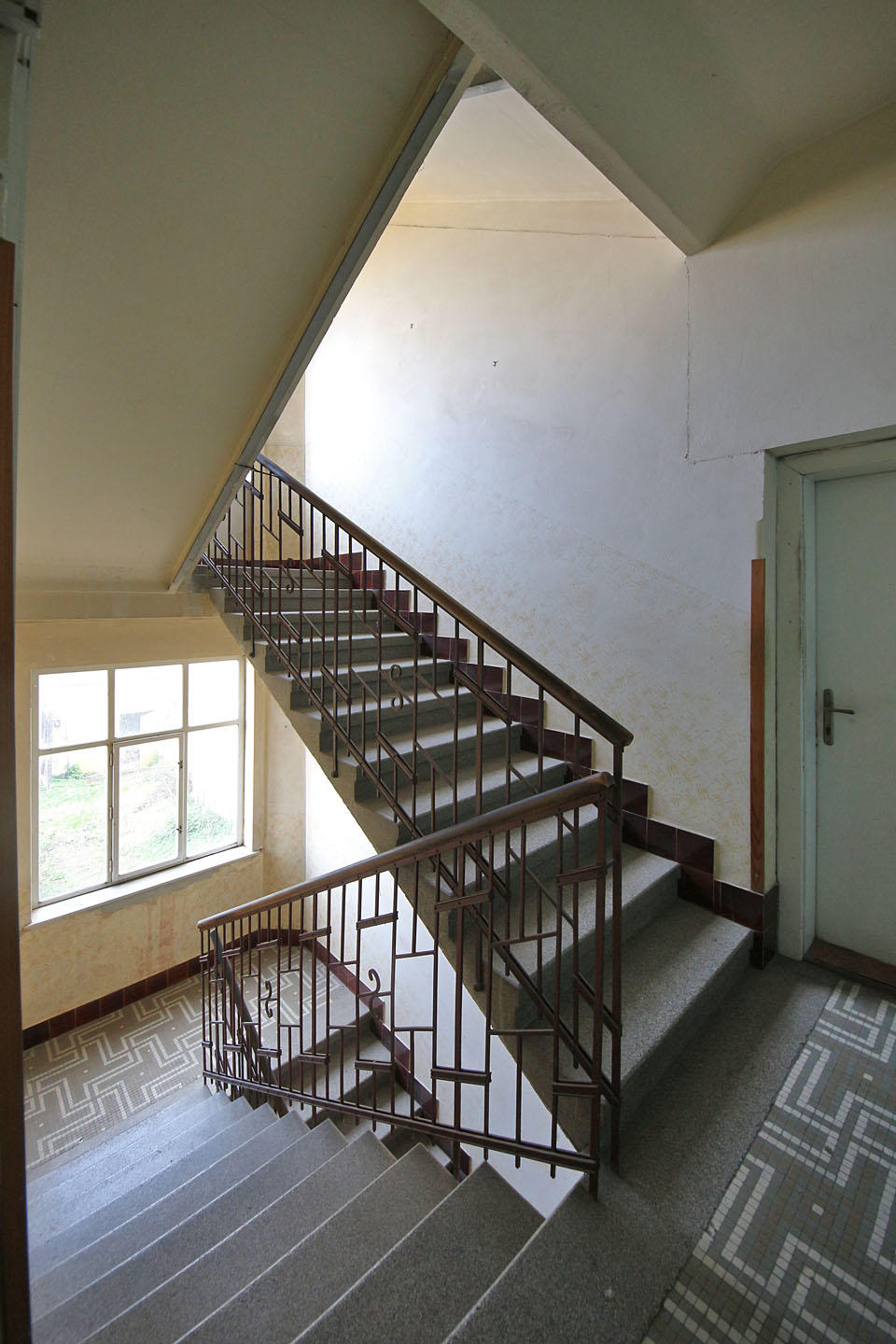 Také terazzové schodiště působilo pouze lehce ozdobným dojmem.