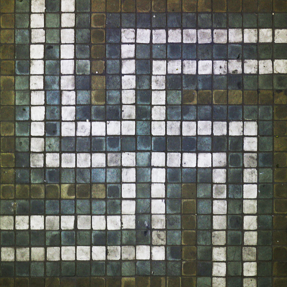 Některé vzory dláždění by už o pouhé jedno či dvě desetiletí později vyvolávaly silné kontroverze. Ve 30. letech 20. století ovšem ještě mohlo jít o nevinnou shodu.