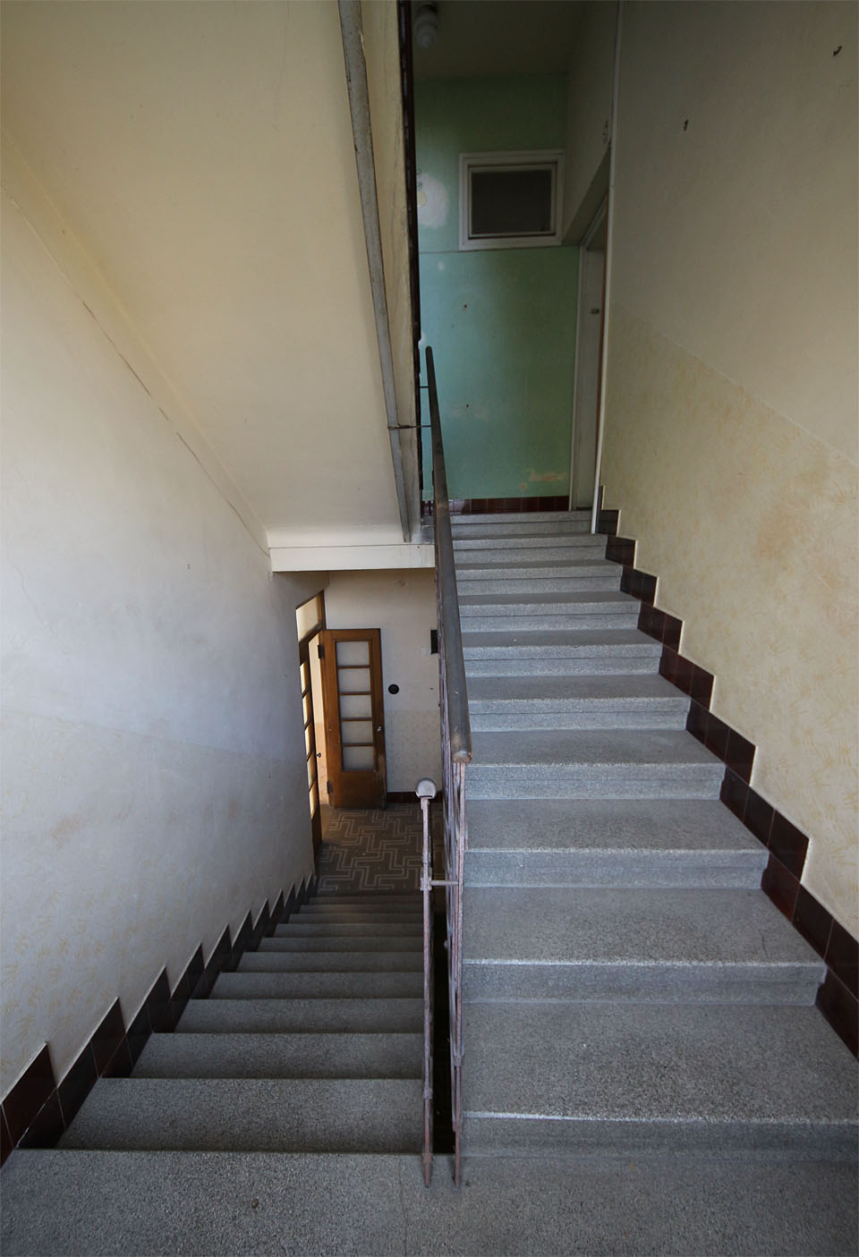 Za necelých sto let své existence se dům zevnitř ani zvenku prakticky nezměnil.