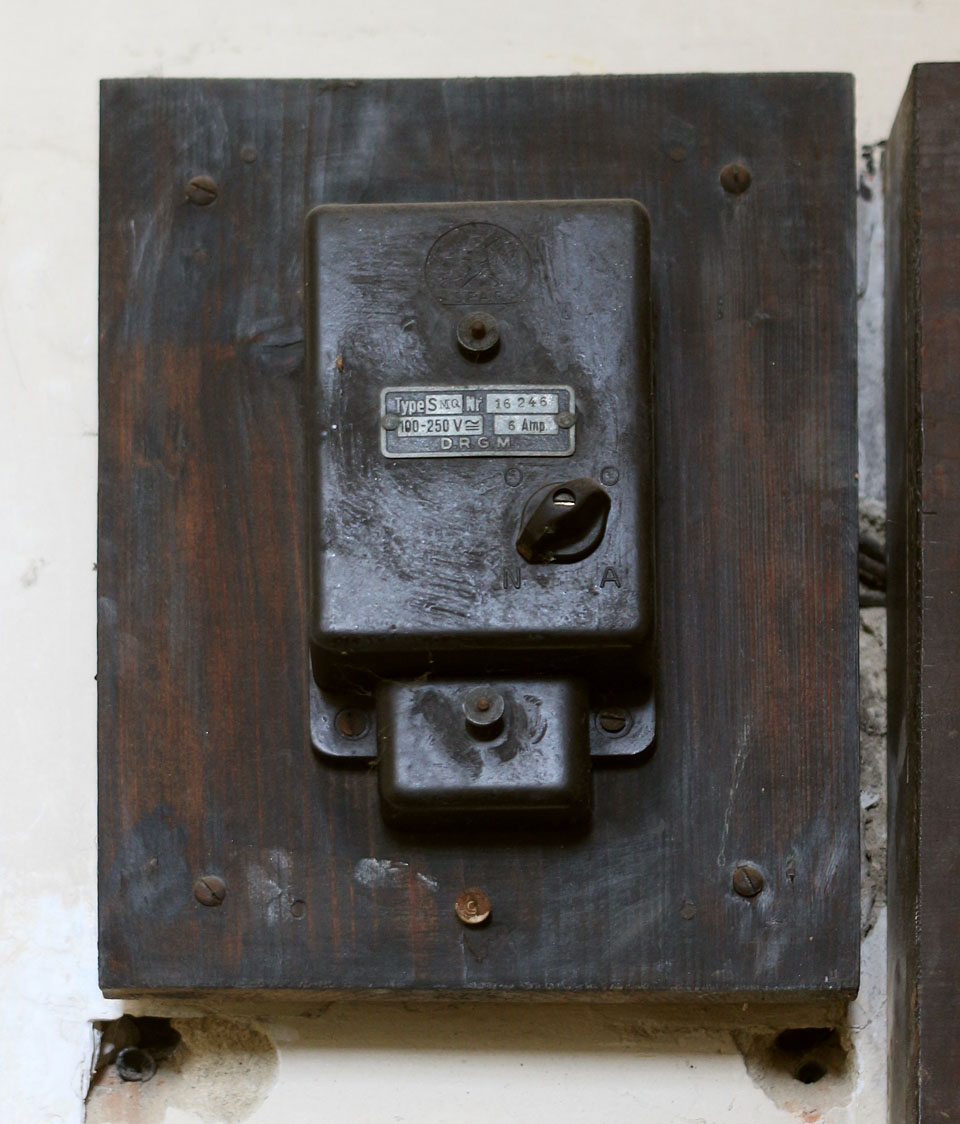 Zkratka DRGM na prastarém jističi znamená Deutsches Reich Gebrauchsmuster, tedy říšskoměmecký užitný vzor. To by mohlo vést k doměnce, že dům pochází až ze samotného konce 30. let. Mohlo ovšem jít také o druhotnou rekonstrukci elektroinstalace.