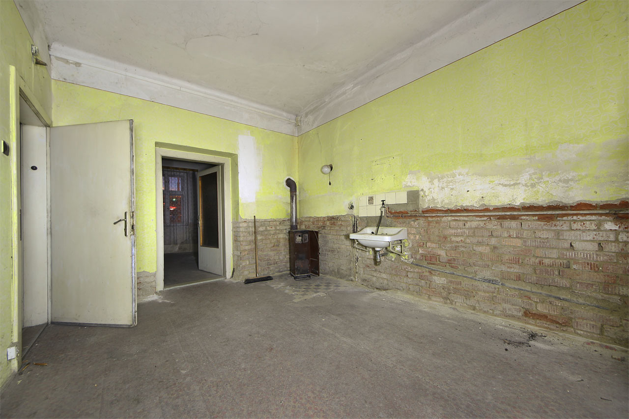 Přízemní byt byl poměrně malý, tvořený dvěma místnostmi a lodžií bez koupelny (což se mohlo v čase měnit). Až do zbourání domu se zde topilo v kamnech.