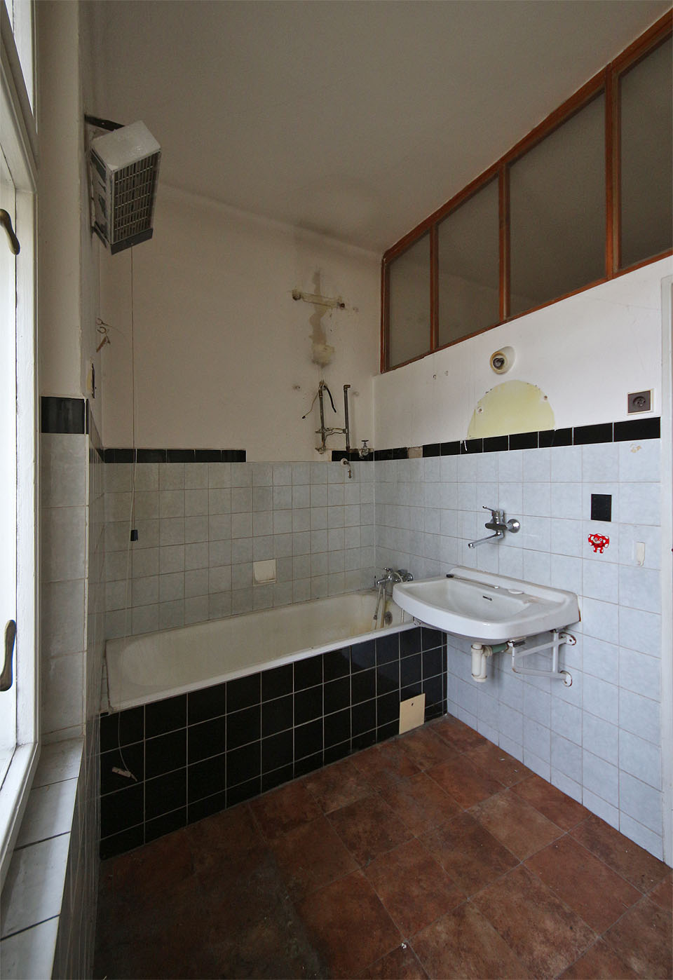 Osvětlení kuchyní bylo chytře zajištěno pásovým oknem skrze koupelny s jedinečným výhledem dovnitř i ven.