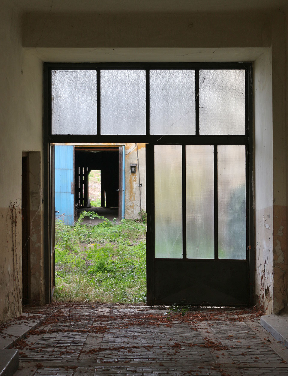 Vstup do dvora vedl přes nepůvodní plechová vrata s drátosklem.