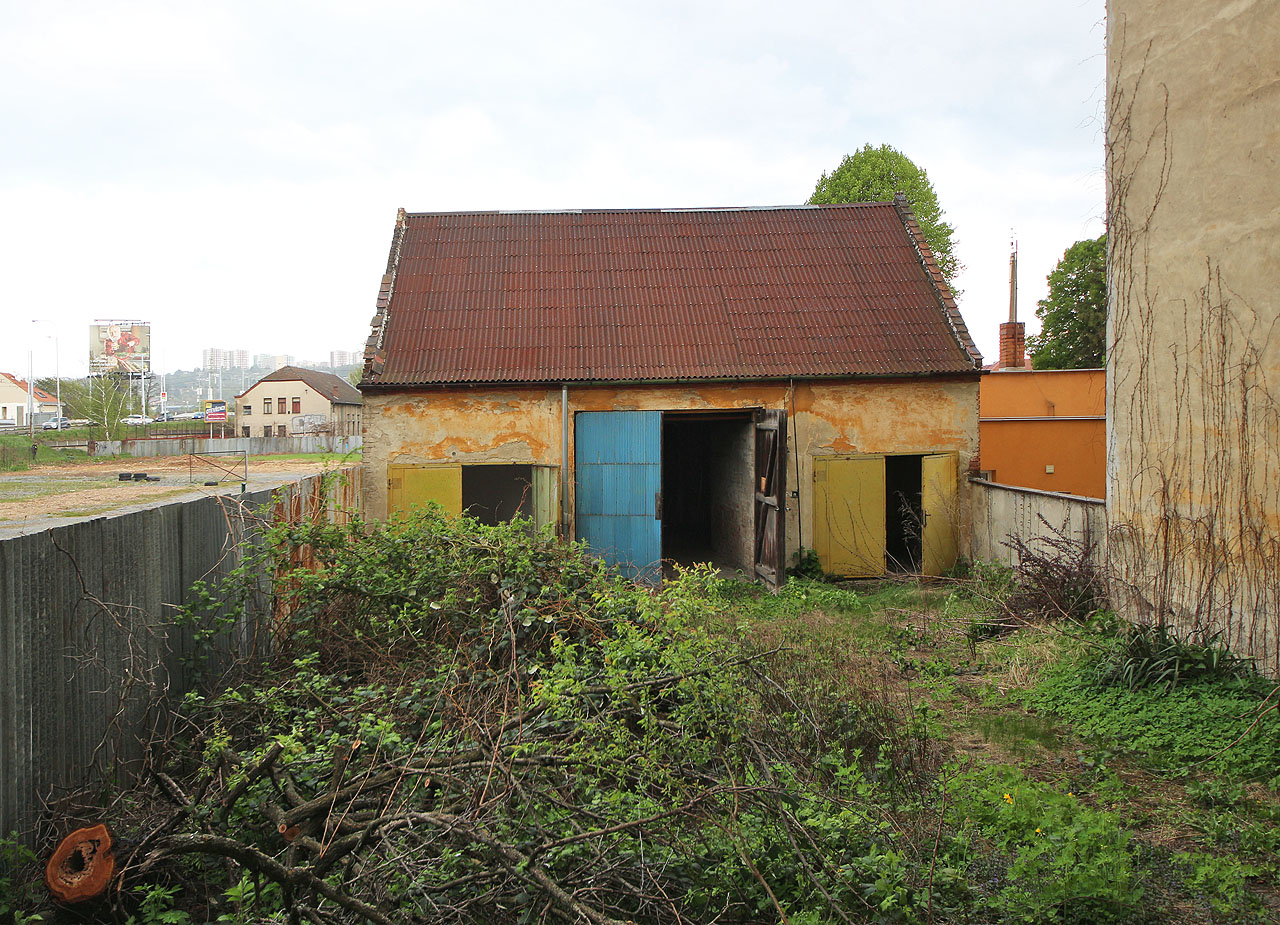 V posledních letech zřídka užívaný dvůr poněkud zarostl křovisky.