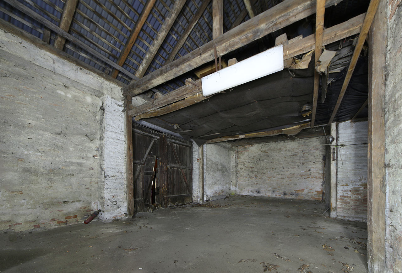 Řečeno s Vladimírem Holanem: „a uvnitř chýše nic než ticho“.