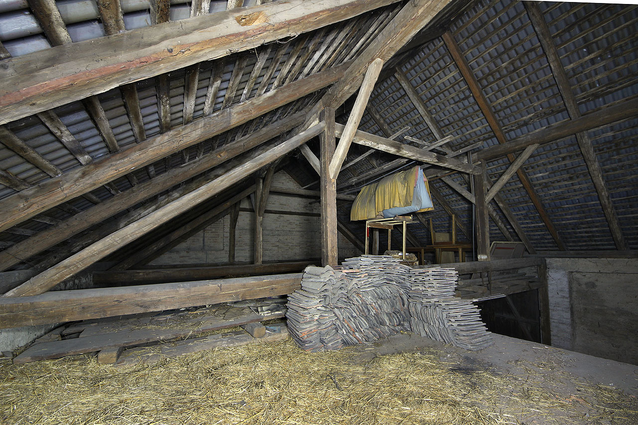 Na první pohled prázdná půda stodoly ovšem ukrývá také jeden menší poklad.