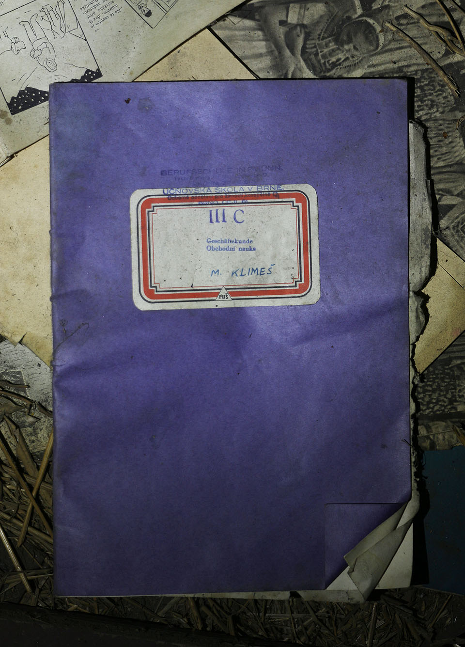 Hromadu učebnic z válečného období nezdobného žáka M. Klimeše.