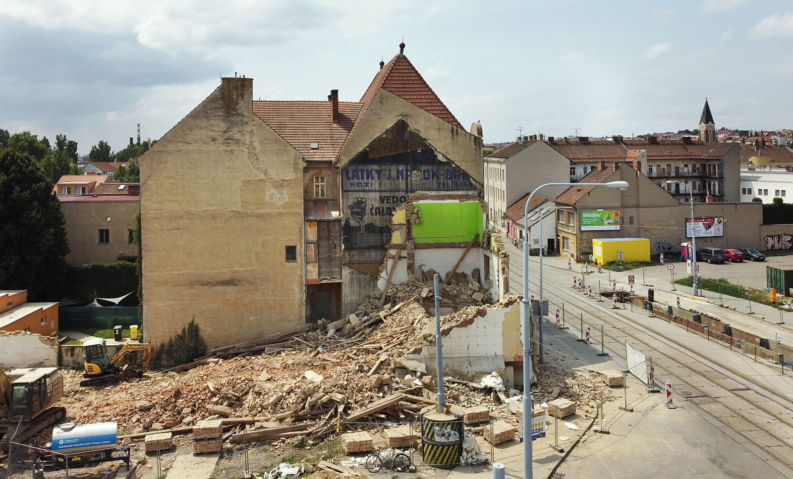 Po zbourání jižní stěny domu se na původní fasádě husovické sokolovny objevily barevné prvorepublikové reklamy (všechny pouze v češtině), které vyvolaly lokální senzaci. Uvažuje se dokonce o jejich překopírování na novou zateplenou fasádu domu.