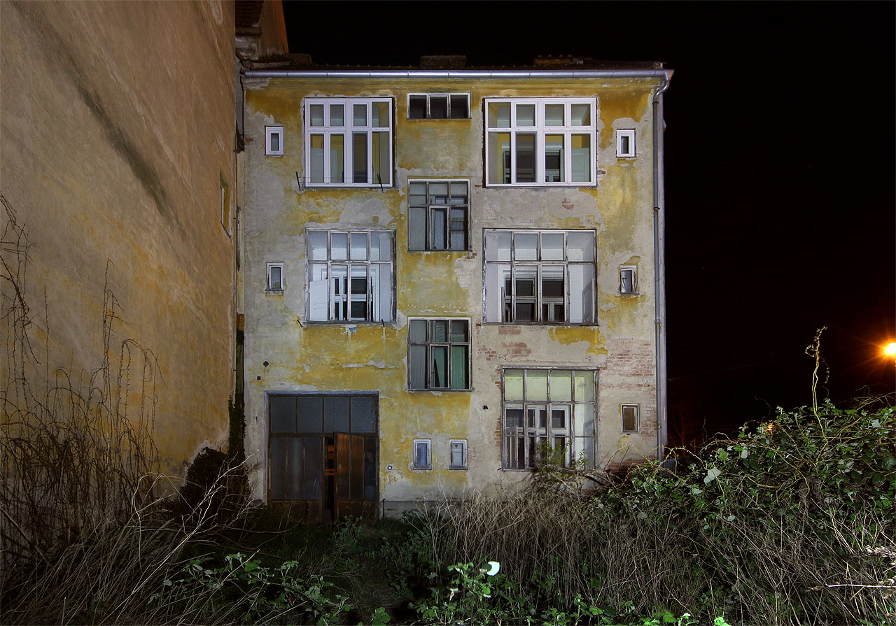 Jakmile zahalil dvůr stín, naskytla se příležitost k noční návštěvě domu.