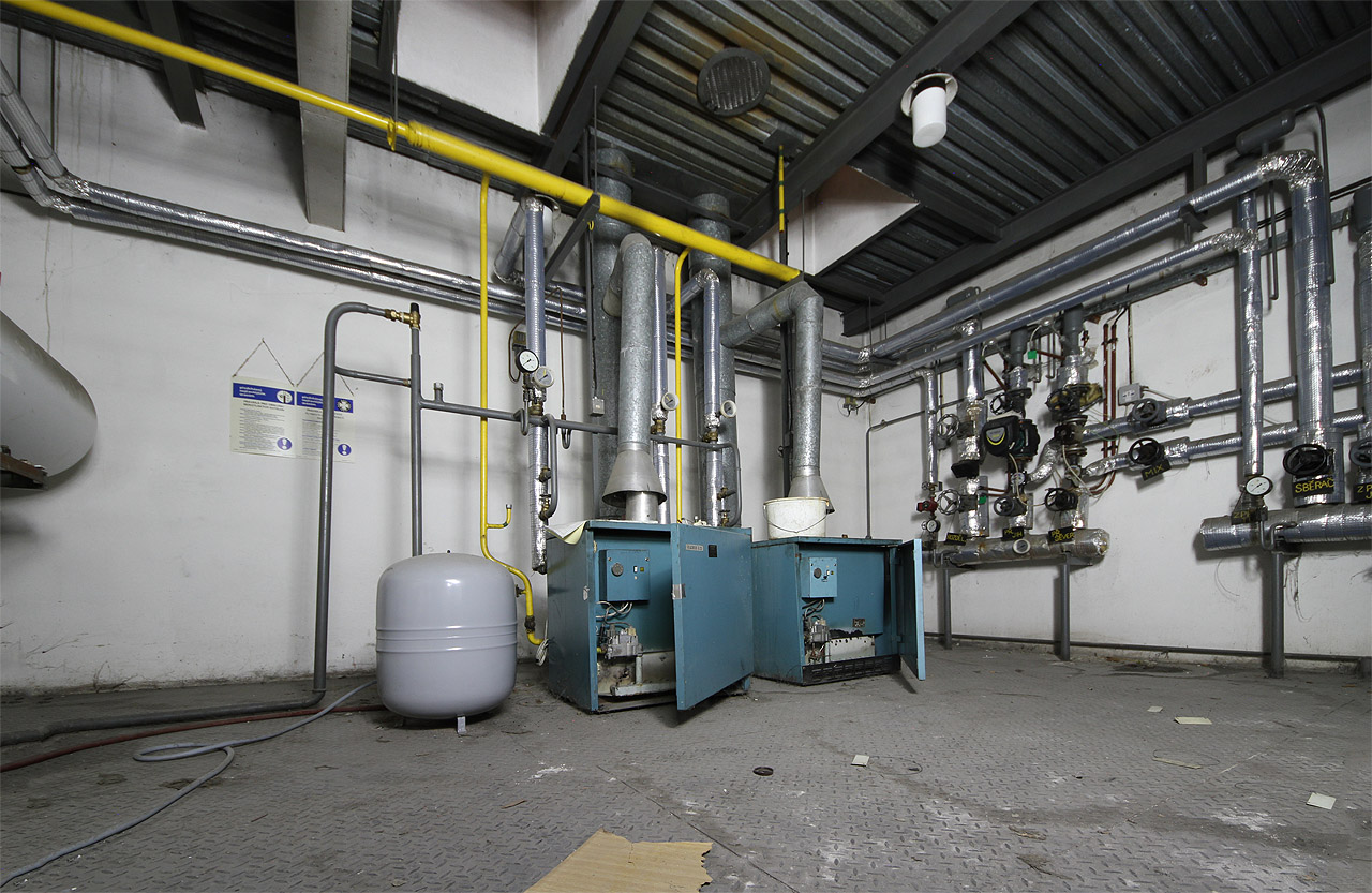 Srdcem domu byla podkrovní kotelna se dvojicí plynových kotlů. Minimálně po část své existence byl dům napojen také na systém vytápení fakultní nemocnice na protější straně ulice.