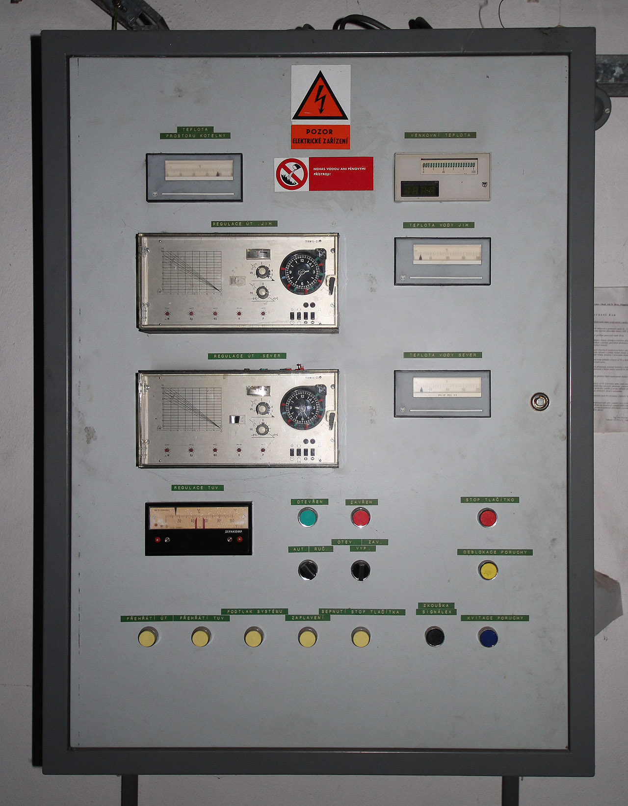 Ovládací panel topení s časovači a moduly pro nastavení optimální teploty v okruzích v závislosti na vnějším klimatu.