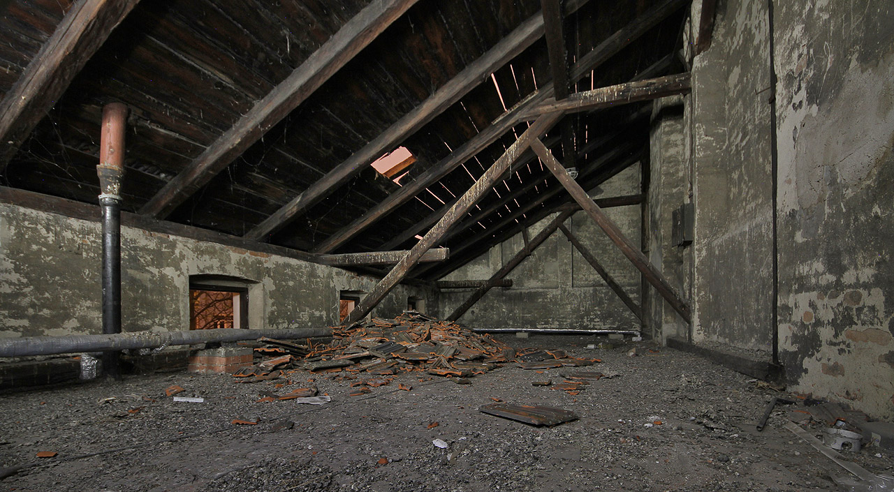 Poměrně kvalitně zkonstruované krovy odpovídají době výstavby domu okolo roku 1900. Půda zřejmě nikdy nebyla dlouhodobě využívána.