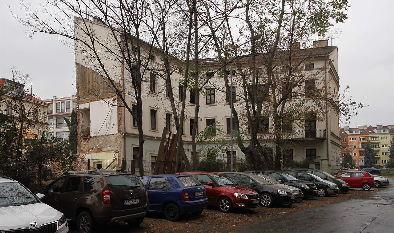 Pohled na dům Hybešova 41 ze dvora z Leitnerovy ulice, která se má stát novou širokou třídou. Také nový dům Svatá Anna zhruba metr ustoupí rozšíření vozovky v Leitnerově ulici.