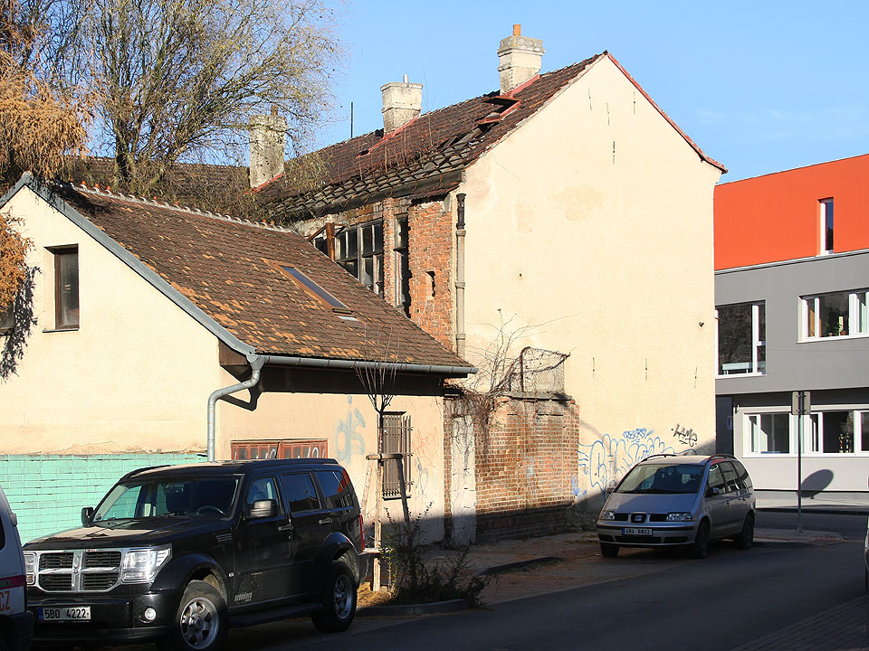 Ze Škárovy ulice lze nahlédnout do dvorního traktu na krytou lódžii a zeď s původní brankou do dvora.