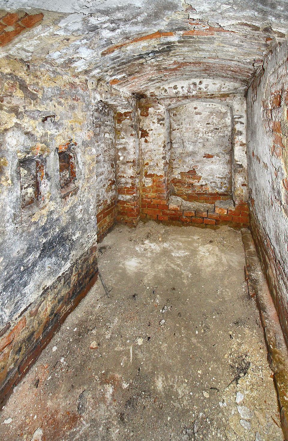 Členité sklpení svědčí o drobné změně dispozice domu během 120 let jeho existence. Dříve organicky spojená jižní část ve dvoře byla pravděpodobně později oddělena jako samostatný miniaturní byt.