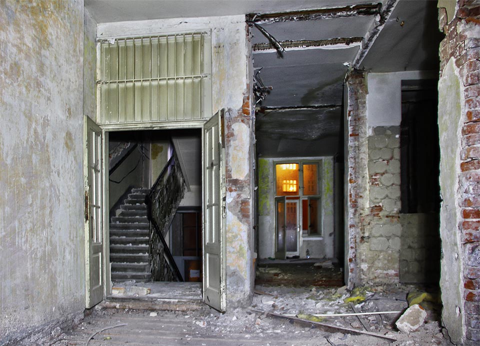 Vstup do jednoho ze dvou bytů v prvním patře. Také zde je patrná započatá, ale nedokončená rekonstrukce. Vstup do jednoho ze dvou bytů v prvním patře. Také zde je patrná započatá, ale nedokončená rekonstrukce.