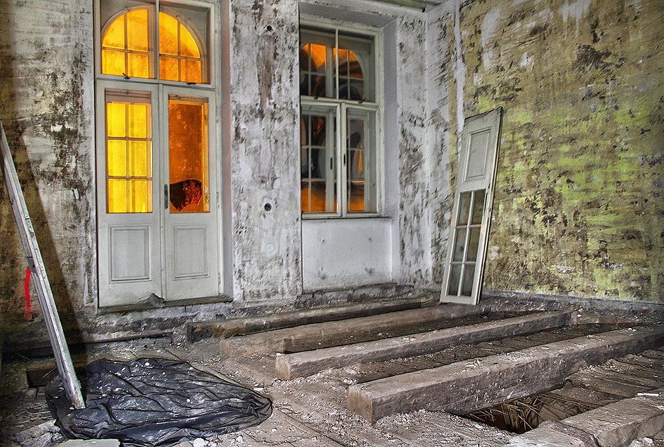 Místy zmizely podlahy, tu a tam dokonce i stropy. Průzkum domu není zcela bezpečný. Místy zmizely podlahy, tu a tam dokonce i stropy. Průzkum domu není zcela bezpečný.